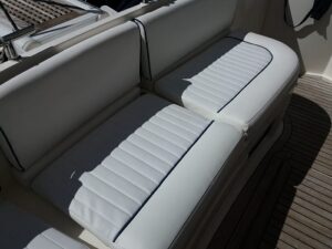 Asientos blancos en un barco.