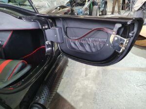 Puerta de auto en restauración.