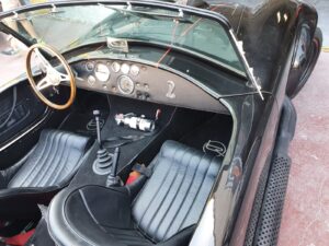Coche deportivo negro con interior elegante