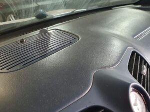 Tablero de auto sucio y desgastado